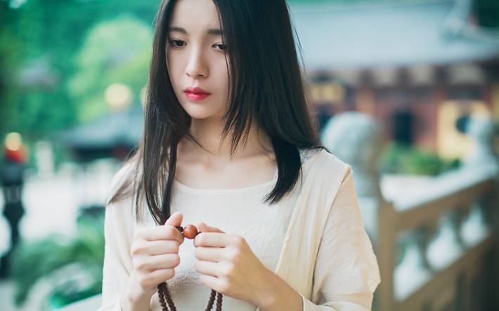 孤独卖萌清纯女生图片