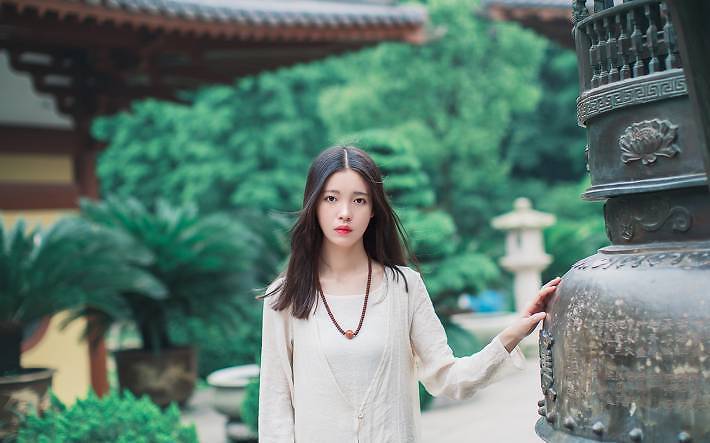 孤独卖萌清纯女生图片