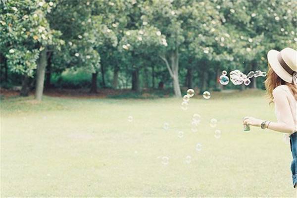 暖色梦幻唯美女生图片