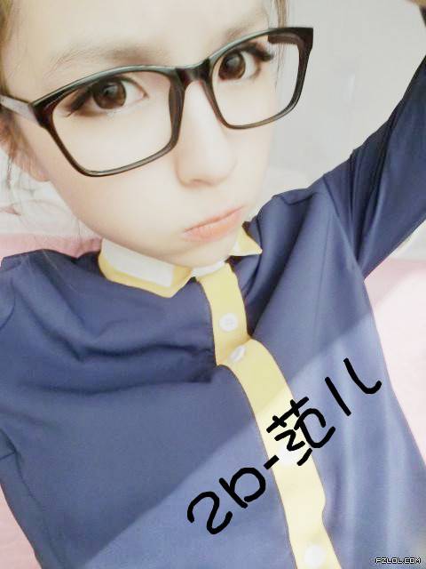 休闲唯美女生卖萌图片大全