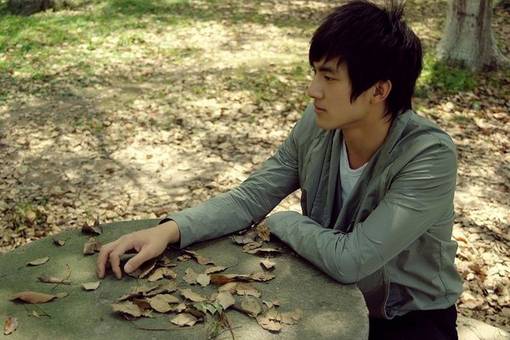 户外小清晰帅哥男生图片