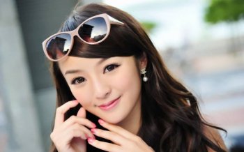 非主流墨镜的个性女生半身图片