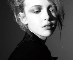 非主流黑白抽烟的女生头像图片人物素材