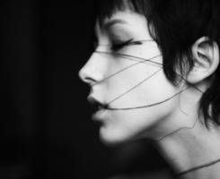 非主流黑白抽烟的女生头像图片人物素材