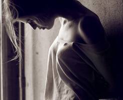 非主流黑白抽烟的女生头像图片人物素材