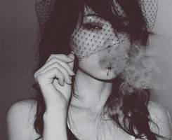 非主流黑白抽烟的女生头像图片人物素材