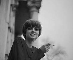 非主流黑白抽烟的女生头像图片人物素材