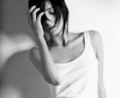 非主流黑白抽烟的女生头像图片人物素材