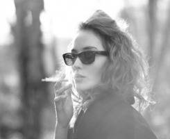 非主流黑白抽烟的女生头像图片人物素材