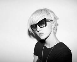 非主流黑白抽烟的女生头像图片人物素材