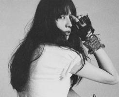 非主流黑白抽烟的女生头像图片人物素材