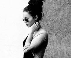 非主流黑白抽烟的女生头像图片人物素材