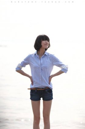 非主流叉腰女生图片全身 大图