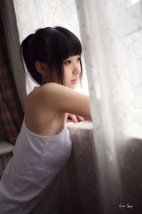 扎马尾霸气伤感女生侧面图片