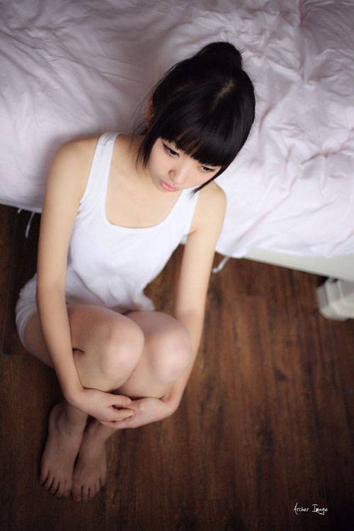 扎马尾霸气伤感女生侧面图片