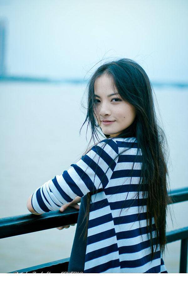 qq搞笑长发女生图片素材