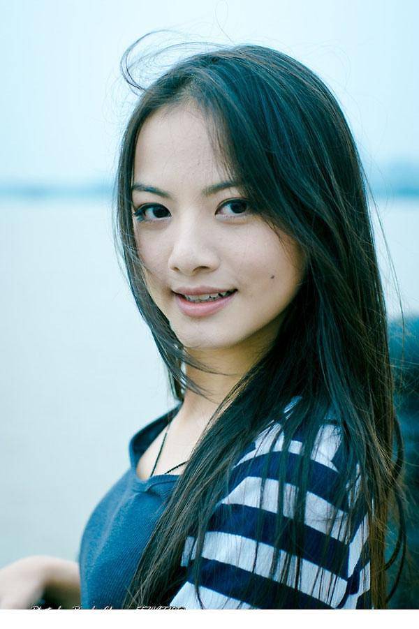 qq搞笑长发女生图片素材