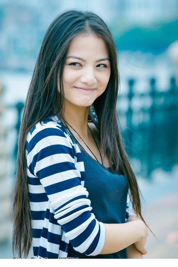 qq搞笑长发女生图片素材