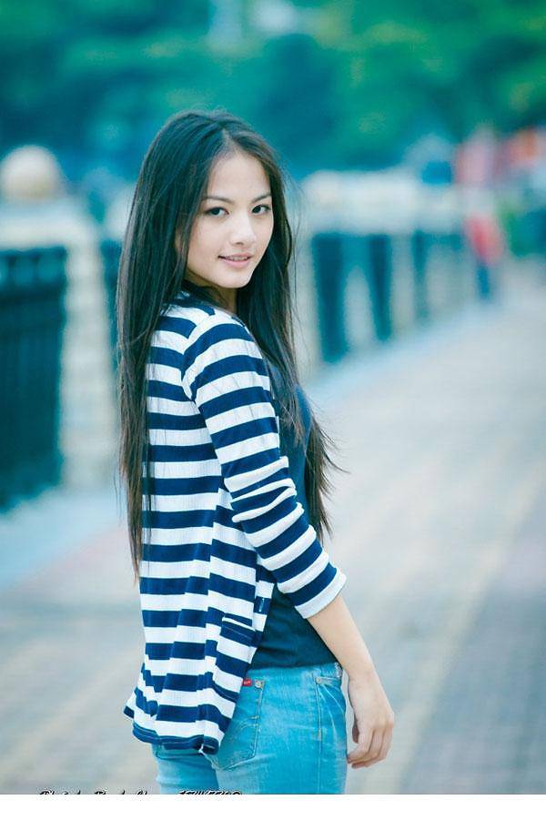 qq搞笑长发女生图片素材