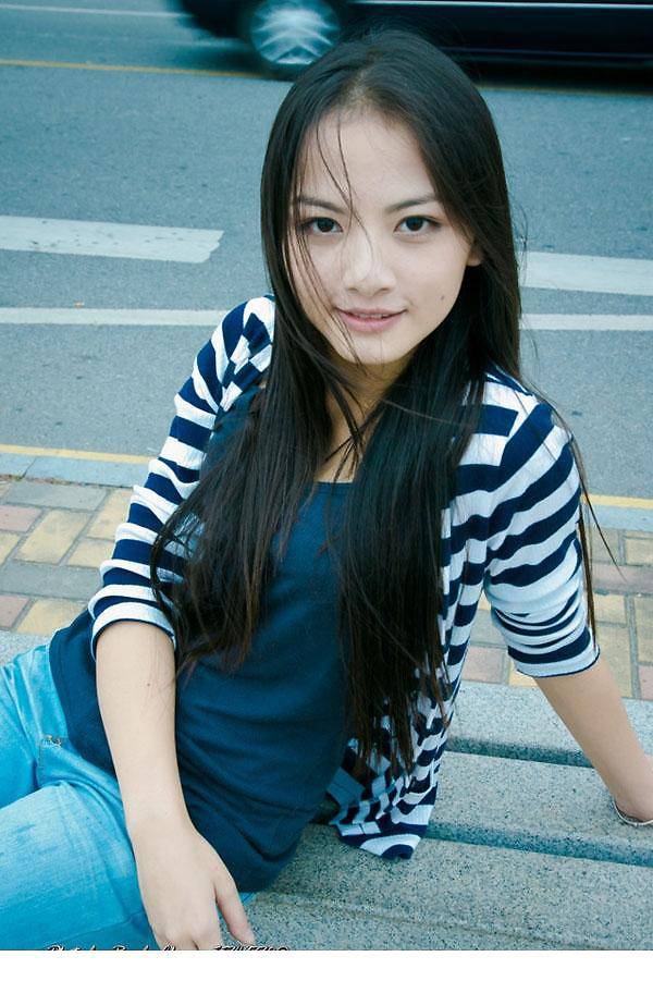 qq搞笑长发女生图片素材