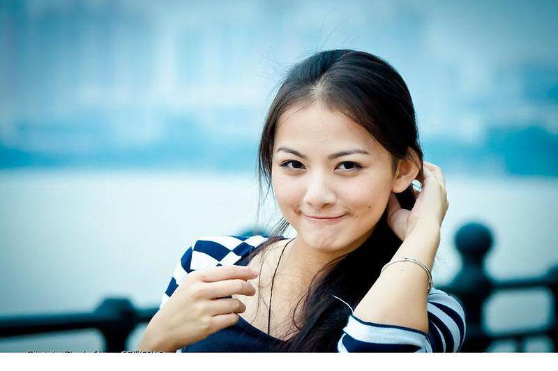 qq搞笑长发女生图片素材