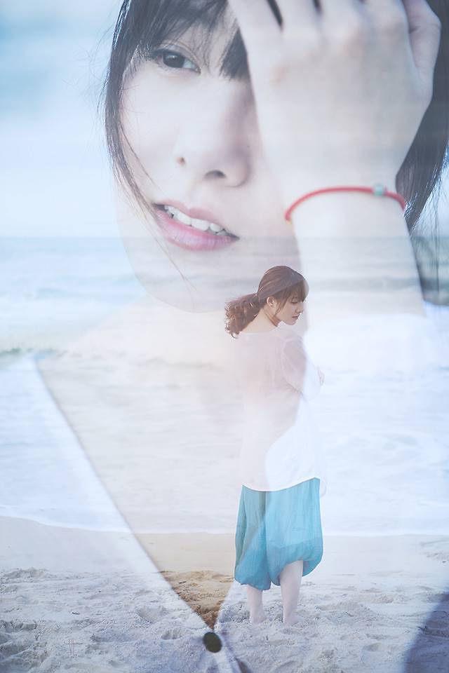 爱笑扎辫子的清新气质女生图片