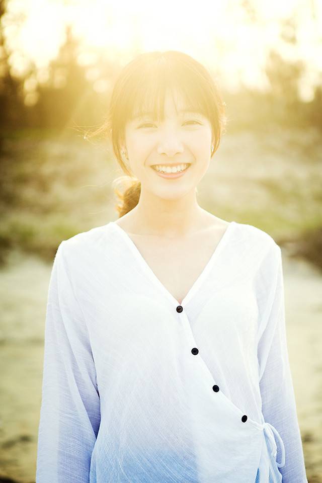 爱笑扎辫子的清新气质女生图片