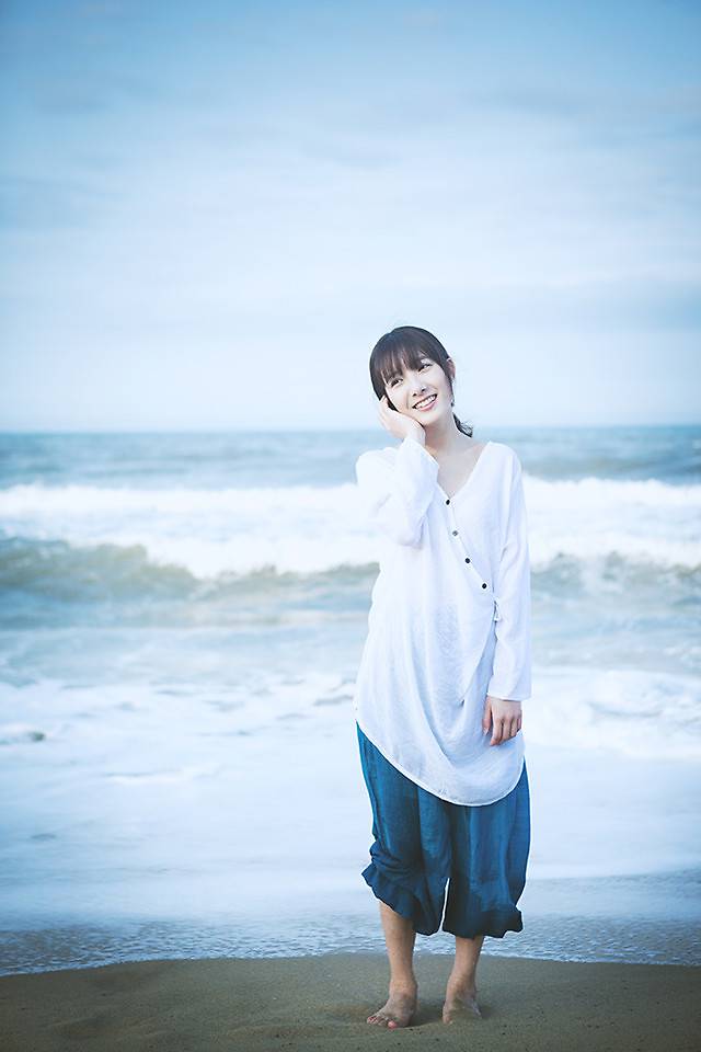 爱笑扎辫子的清新气质女生图片