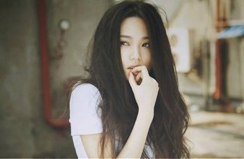 欧美抽烟女生图片暖色 最坚强的样子