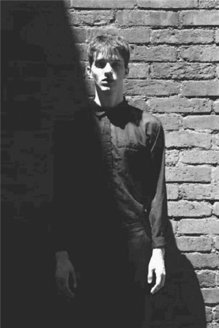 非主流黑白欧美帅哥个性壁纸图片