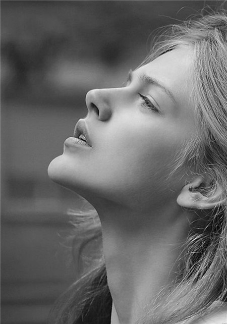 欧美女生黑白伤感意境图片