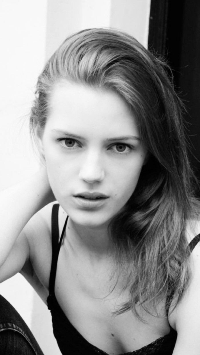 霸气欧美黑白女生高清竖屏壁纸图片