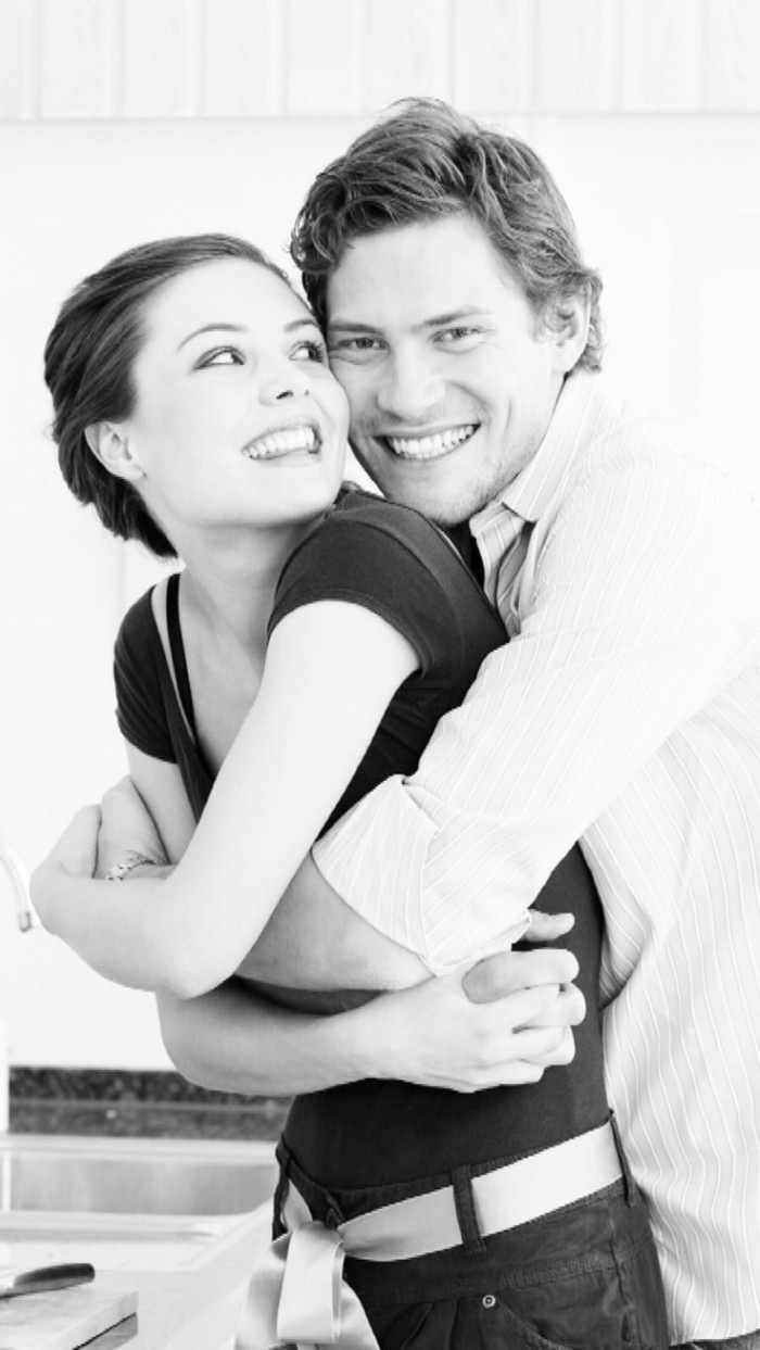 非主流欧美情侣拥抱黑白壁纸图片