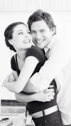 非主流欧美情侣拥抱黑白壁纸图片