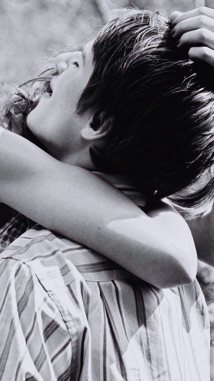 非主流欧美情侣拥抱黑白壁纸图片