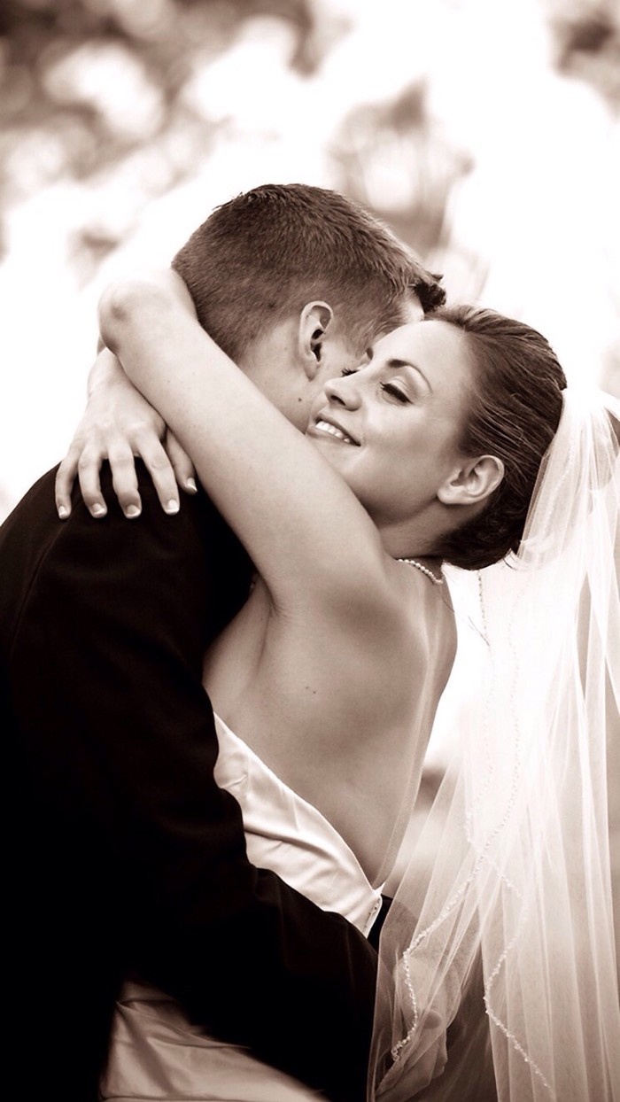 非主流欧美情侣拥抱黑白壁纸图片