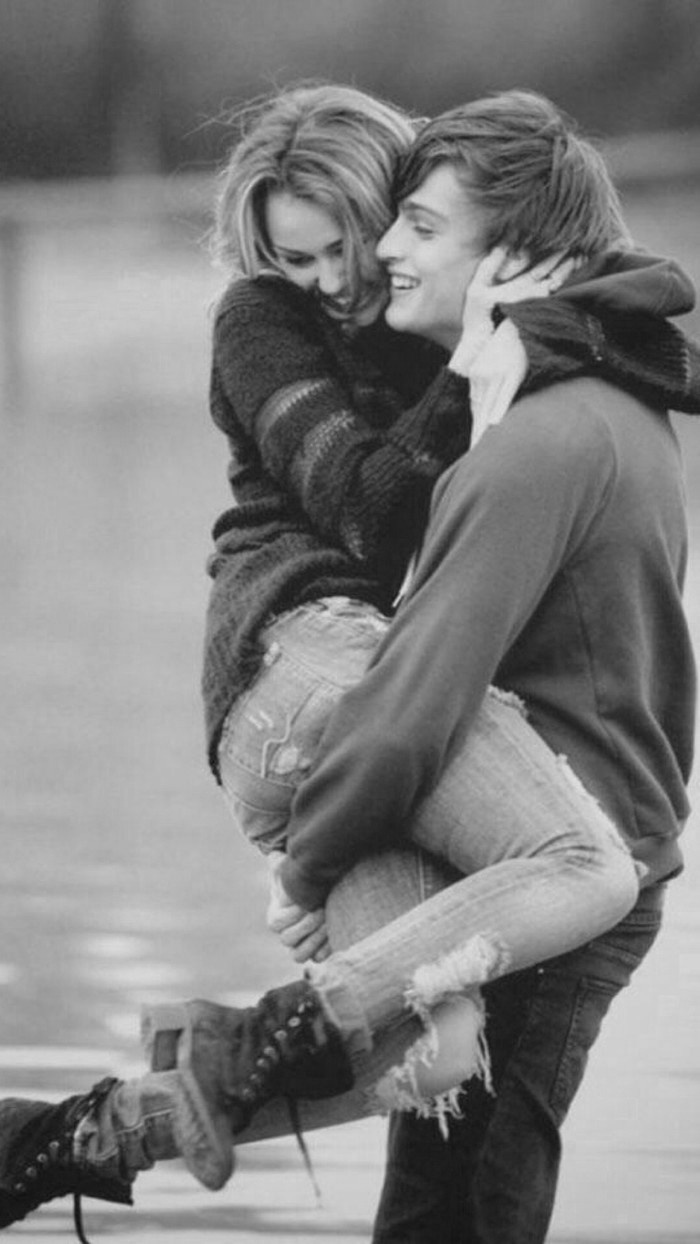 非主流欧美情侣拥抱黑白壁纸图片