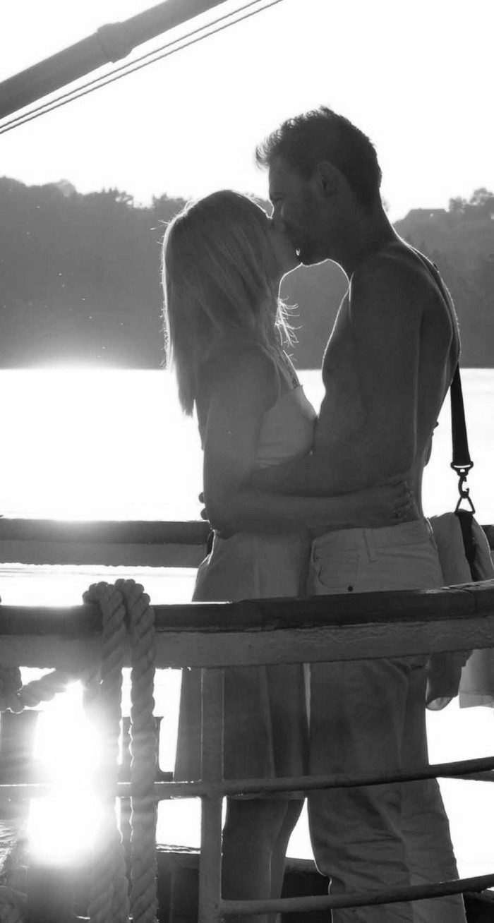 非主流欧美情侣拥抱黑白壁纸图片