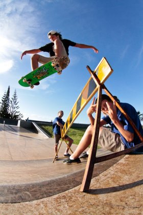 非主流欧美帅气滑板男生空间皮肤素材