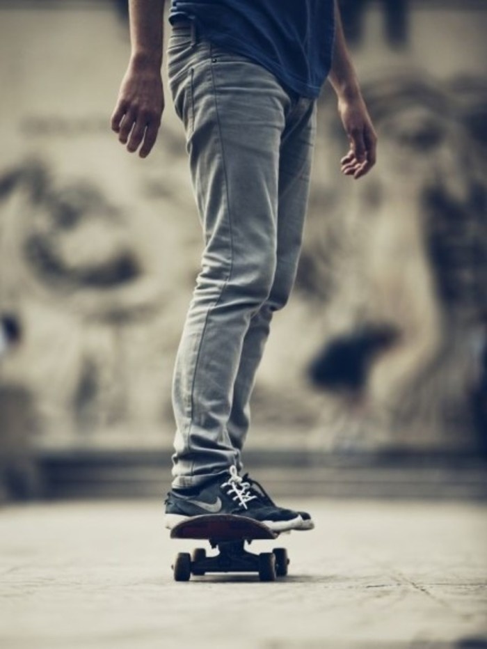 非主流欧美帅气滑板男生空间皮肤素材