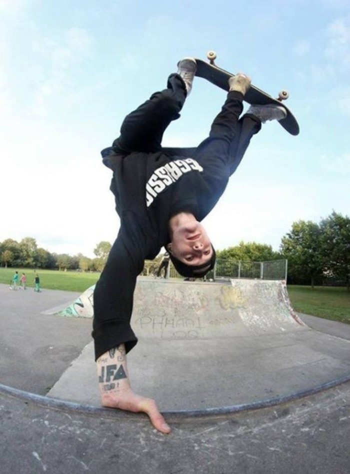 非主流欧美帅气滑板男生空间皮肤素材