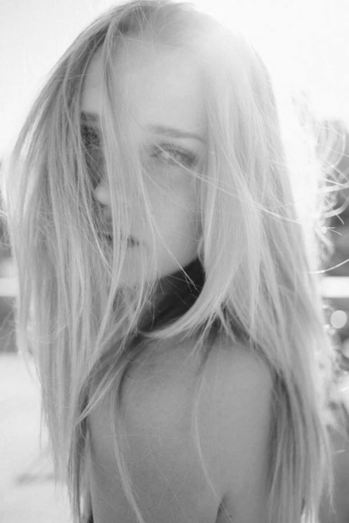 欧美黑白伤感女生个性壁纸图片