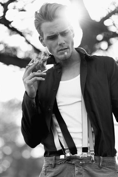 拽拽的欧美黑白男生抽烟个性图片