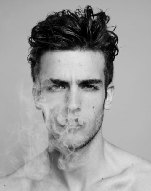 拽拽的欧美黑白男生抽烟个性图片