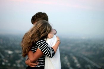 小清新欧美情侣拥抱图片