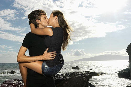 欧美情侣海边亲吻甜蜜意境图片