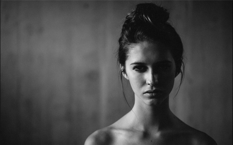 悲伤欧美美女黑白写真壁纸