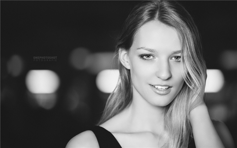 悲伤欧美美女黑白写真壁纸