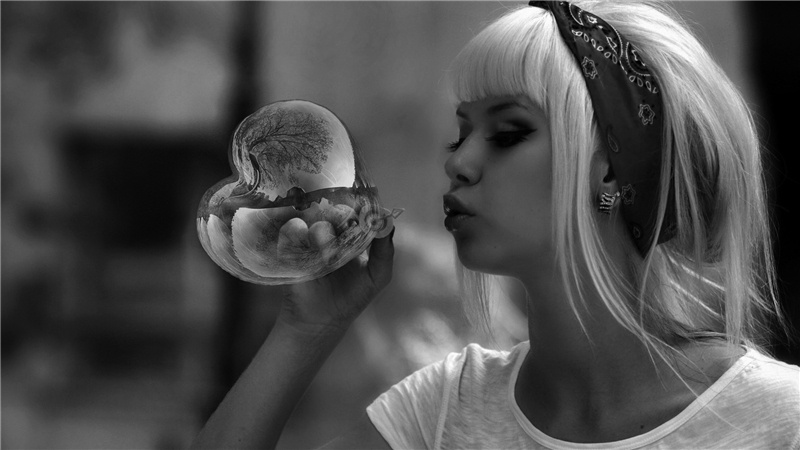 悲伤欧美美女黑白写真壁纸