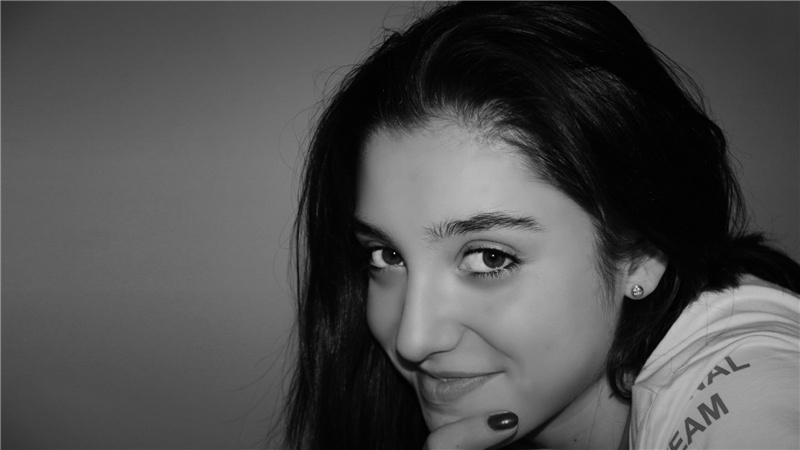 悲伤欧美美女黑白写真壁纸